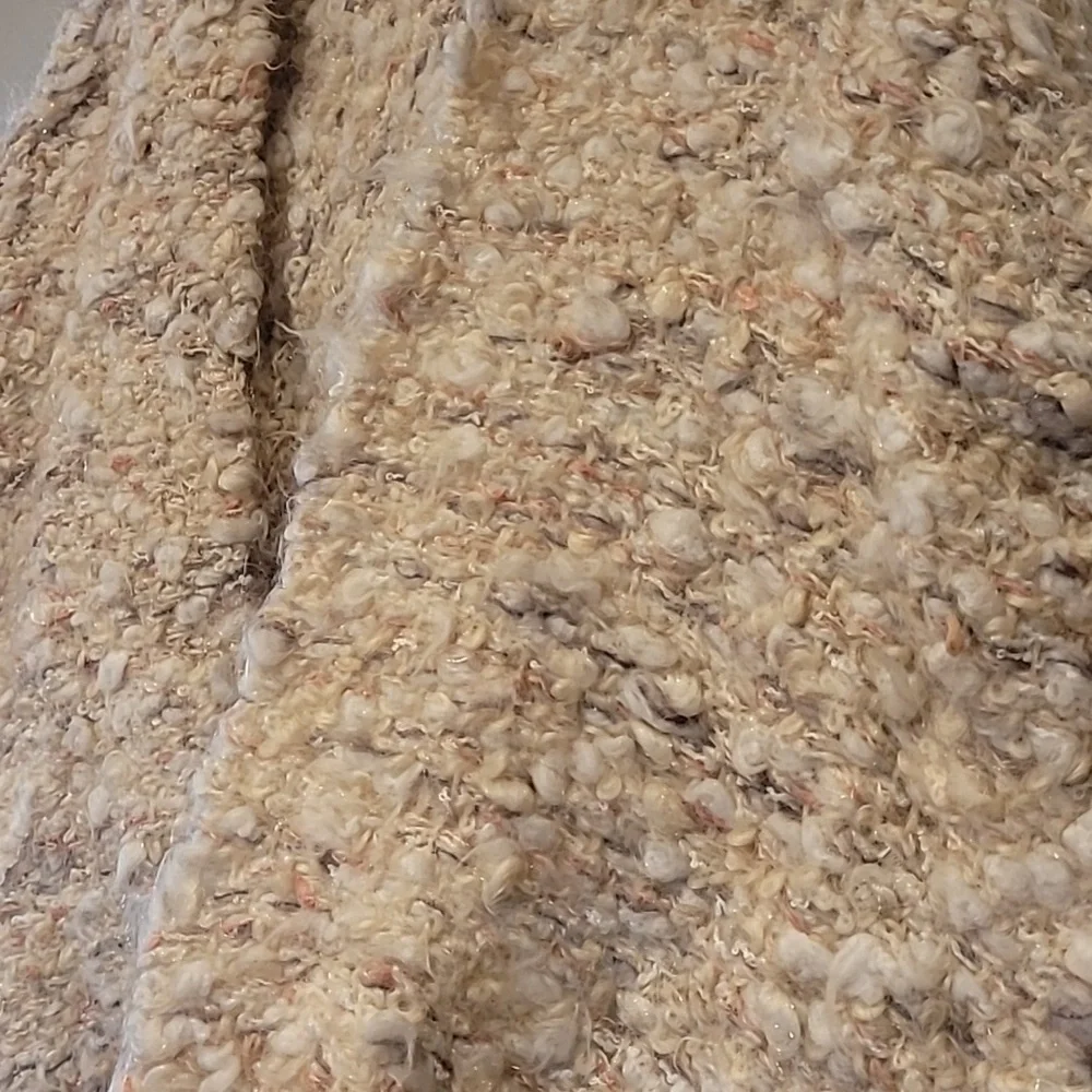 Thick fuzzy shawl with feather - Picture 4 of 11